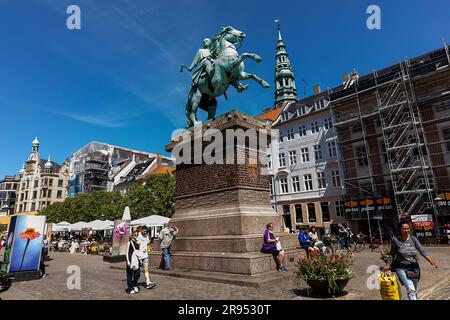 COPENHAGUE: La statue équestre avec l'évêque guerrier médiéval ancien, Absalon, sur la place Højbro vue sur 4 juin 2023 à Copenhague, Danemark. Absal Banque D'Images