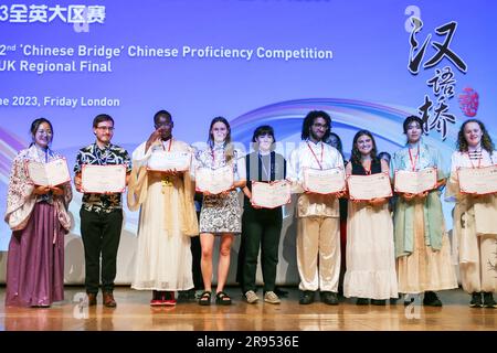 Londres, Royaume-Uni. 24th juin 2023. Les étudiants posent avec leurs certificats après le concours de compétence chinoise 'Pont chinois' 22nd à Londres, Grande-Bretagne, 23 juin 2023. Vendredi, des étudiants de 12 universités britanniques ont participé à la finale régionale du Concours de compétence chinoise « Pont chinois » 22nd, partageant leur passion pour la langue et la culture chinoises. Organisé au University College de Londres, le concours comprenait deux concours, l'un pour huit étudiants non chinois et l'autre pour dix étudiants chinois. Credit: Xinhua/Alay Live News Banque D'Images