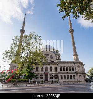 Vue depuis la rue Mebusan de Mechlis-i donnant sur la mosquée Dolmabahce de style baroque, située au bord de l'eau de Kabatas, dans le quartier de Beyoglu, Istanbul, Turquie Banque D'Images