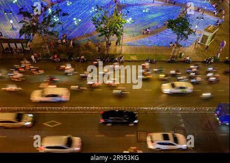 Lumières vives: Vue aérienne de la vie nocturne et le trafic en mouvement par la rivière Saigon dans le district 1 de Ho Chi Minh ville, Vietnam. Banque D'Images