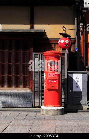 Boîte postale à Gion Alley pendant Hanami Banque D'Images