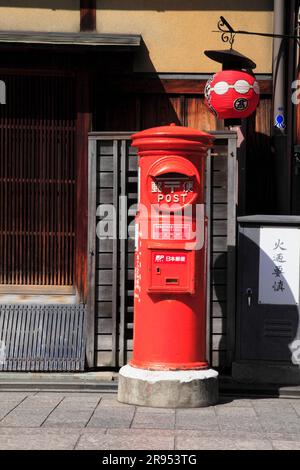 Boîte postale à Gion Alley pendant Hanami Banque D'Images