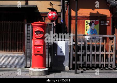 Boîte postale à Gion Alley pendant Hanami Banque D'Images