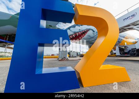 Avion à réaction Embraer E190-E2, avec nez de requin profit Hunter au salon de l'aéronautique international de Farnborough, FIA 2018, Aerospace trade, Royaume-Uni. E2 affichage Banque D'Images