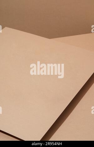 Arrière-plan coloré de papier brun avec ombre. Abstrait géométrique Banque D'Images