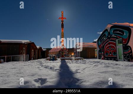 Totem à Carcross, Yukon commons avec lumière de lune en hiver Banque D'Images