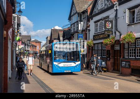 Un bus à impériale traverse le centre-ville de Chester, Cheshire, Royaume-Uni. Banque D'Images