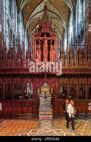 En regardant vers les stands de chœur de la cathédrale de Chester, Cheshire, Royaume-Uni. Banque D'Images