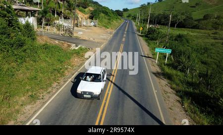 Gandu, bahia, brésil - 20 mai 2023 : vue de l'autoroute d'état BA 120 dans la ville de gandu Banque D'Images