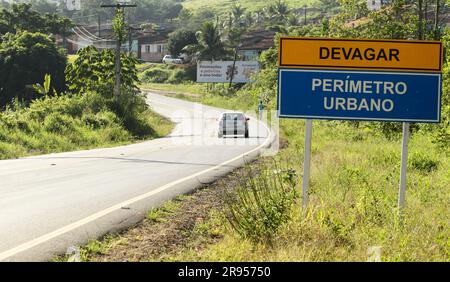 Gandu, bahia, brésil - 20 mai 2023 : vue de l'autoroute d'état BA 120 dans la ville de gandu Banque D'Images