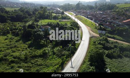 Gandu, bahia, brésil - 20 mai 2023 : vue de l'autoroute d'état BA 120 dans la ville de gandu Banque D'Images