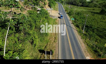 Gandu, bahia, brésil - 20 mai 2023 : vue de l'autoroute d'état BA 120 dans la ville de gandu Banque D'Images