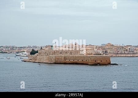 Vue mer du château de Maniace et de l'île d'Ortigia, Syracuse, Sicile, Italie Banque D'Images