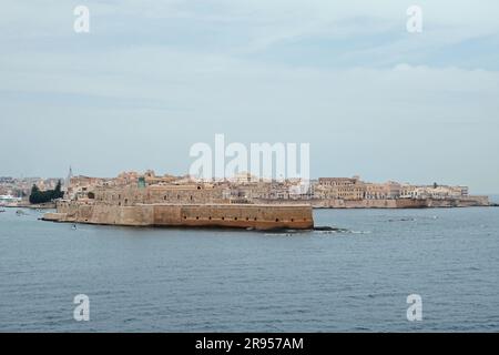 Vue sur la mer de l'île d'Ortigia et du château de Maniace, Syracuse, Sicile, Italie Banque D'Images