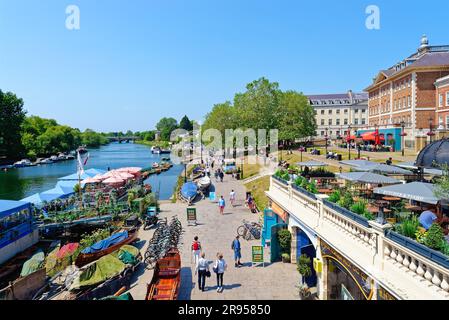 Le front de mer et le bord de la rivière à Richmond sur la Tamise lors d'une journée d'été très chargée, Grande-Bretagne de Londres Banque D'Images