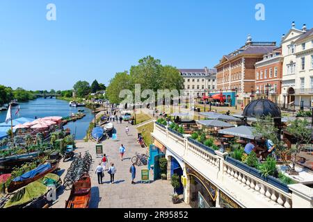 Le front de mer et le bord de la rivière à Richmond sur la Tamise lors d'une journée d'été très chargée, Grande-Bretagne de Londres Banque D'Images