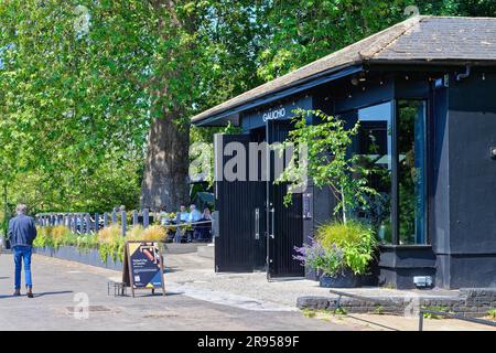 Extérieur du restaurant argentin Gaucho sur le sentier au bord de la rivière à Richmond sur la Tamise, lors d'un beau jour d'été grand Londres Angleterre Royaume-Uni Banque D'Images