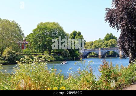 Rivière Thames front de mer et pont à Richmond sur la Tamise lors d'un beau jour d'été grand Londres Angleterre Royaume-Uni Banque D'Images