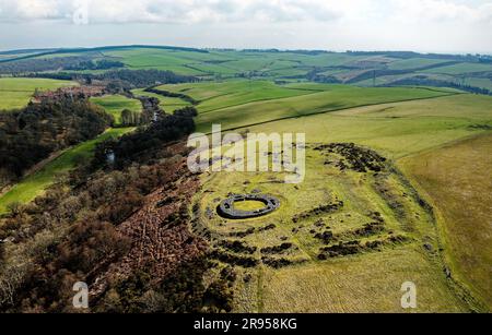 Edins Hall Hillfort et Broch au-dessus de Whiteadder Water. Écosse. Semelles circulaires en pierre de 2nd C broch dans une colline de l'âge du fer plus tôt. Antenne depuis E Banque D'Images