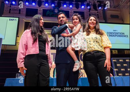 Dundee, Royaume-Uni. 24th juin 2023. Maya El-Nakla, Premier ministre Humza Yousaf, Amal El-Nakla, épouse Nadia El-Nakla, posent sur scène après avoir prononcé son discours aux membres du SNP à travers le pays. Les membres du SNP se rencontrent et discutent de la stratégie d'indépendance lors d'une convention du SNP au Caird Hall de Dundee. Crédit: Euan Cherry/Alay Live News Banque D'Images