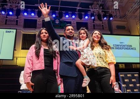 Dundee, Royaume-Uni. 24th juin 2023. Maya El-Nakla, Premier ministre Humza Yousaf, Amal El-Nakla, épouse Nadia El-Nakla, posent sur scène après avoir prononcé son discours aux membres du SNP à travers le pays. Les membres du SNP se rencontrent et discutent de la stratégie d'indépendance lors d'une convention du SNP au Caird Hall de Dundee. Crédit: Euan Cherry/Alay Live News Banque D'Images