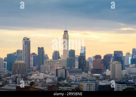 Vue aérienne des gratte-ciels, des immeubles de bureaux, du quartier central des affaires et des gratte-ciel tôt le matin à Bangkok, en Thaïlande. Banque D'Images