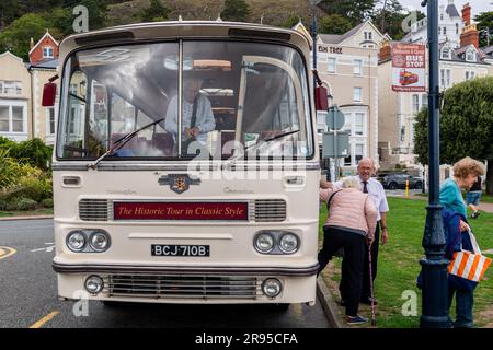 1964 Leyland Harrington Grenadier 3110 car faisant des tours dans la Grande Orme à Llandudno, au nord du pays de Galles, au Royaume-Uni. Banque D'Images