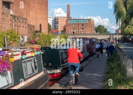 Personnes sur le chemin de halage du canal de Shropshire Union, Chester, Cheshire, Royaume-Uni. Banque D'Images
