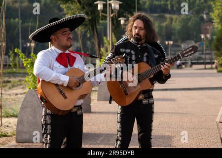 Groupe de musiciens mexicains mariachi sur une rue de ville. Banque D'Images