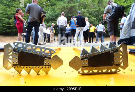 24 juin 2023, Bade-Wurtemberg, Külsheim: Des outils pour creuser des brises de feu se trouvent sur un terrain d'entraînement de la Bundeswehr lors d'un exercice d'incendie avec 400 pompiers. Photo : Karl-Josef Hildenbrand/dpa Banque D'Images