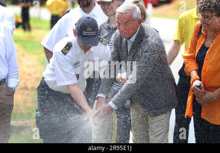 24 juin 2023, Bade-Wurtemberg, Külsheim: Thomas Strobl, ministre de l'intérieur du Bade-Wurtemberg, (CDU) tient un tuyau d'incendie lors d'un exercice d'incendie avec 400 membres du personnel d'urgence dans une zone de formation de la Bundeswehr. Photo : Karl-Josef Hildenbrand/dpa Banque D'Images