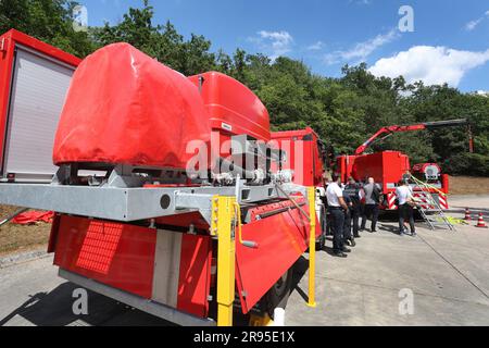 24 juin 2023, Bade-Wurtemberg, Külsheim: Appareils les véhicules sont équipés de grands réservoirs d'eau lors d'un exercice d'incendie avec 400 pompiers dans une zone de formation de la Bundeswehr. Photo : Karl-Josef Hildenbrand/dpa Banque D'Images