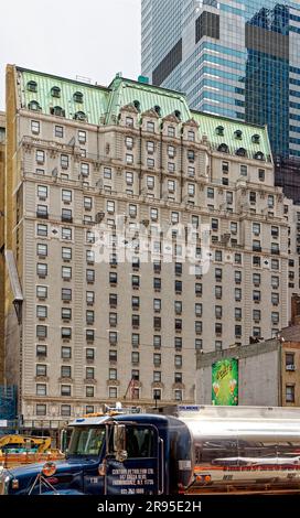 Paramount Hotel Times Square, un point de repère de New York, a sa façade de 46th Street révélée par la démolition de bâtiments sur la huitième Avenue. Banque D'Images