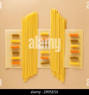 Pâtes italiennes crues, différents types et formes de pâtes. Cuisine italienne concept culinaire. Pose à plat Banque D'Images