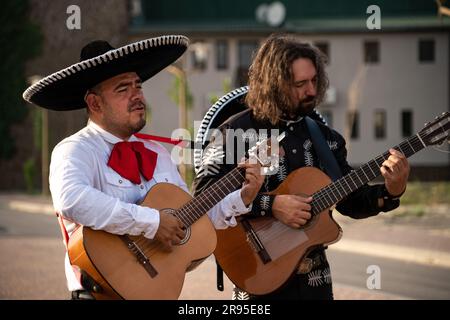 Groupe de musiciens mexicains mariachi sur une rue de ville. Banque D'Images