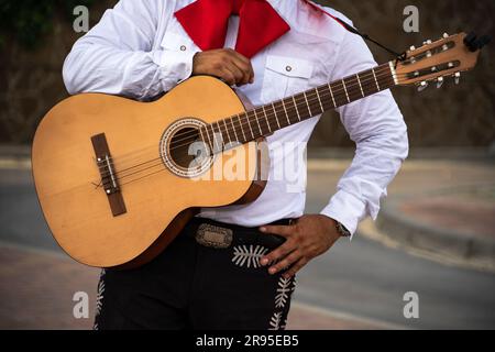 Musicien joue de la guitare dans une rue de ville. Banque D'Images