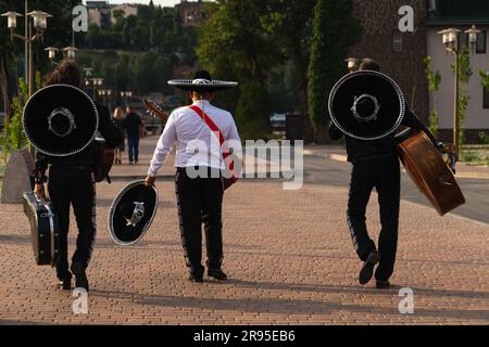 Groupe de musiciens mexicains mariachi sur une rue de ville. Banque D'Images