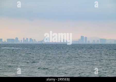 Vue sur la baie de la mer du Vietnam de l'est jusqu'à l'horizon de Da Nang depuis la plage de Hoi an, Vietnam. Banque D'Images