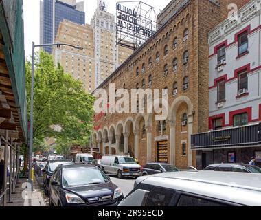 Le théâtre Al Hirschfeld, qui se distingue par son design mauresque, est le théâtre le plus à l'ouest de Broadway, situé au 45th Street, à la sortie de la huitième Avenue. Banque D'Images