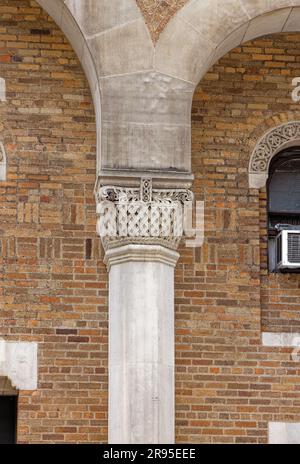 Détail de la colonne : le théâtre Al Hirschfeld, qui se distingue par son design mauresque, est le théâtre le plus à l'ouest de Broadway, sur 45th Street, à la sortie de la huitième Avenue. Banque D'Images