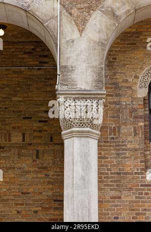 Détail de la colonne : le théâtre Al Hirschfeld, qui se distingue par son design mauresque, est le théâtre le plus à l'ouest de Broadway, sur 45th Street, à la sortie de la huitième Avenue. Banque D'Images