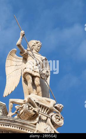 Sibenik, Croatie - 31 mai 2023: Statue en pierre de Saint Michel tuant le Satan , au sommet de la cathédrale St Jacobs à Sibenik, Croatie Banque D'Images