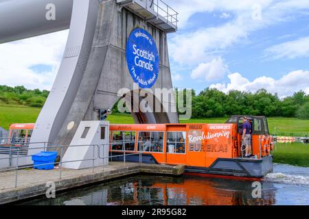 Bateau de plaisance approchant la roue de Falkirk Banque D'Images