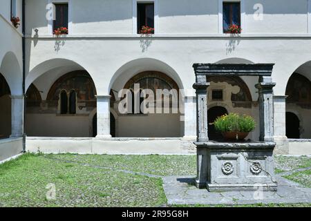 L'intérieur du cloître de Tagliacozzo, une église médiévale dans une ville de la région des Abruzzes, en Italie. Banque D'Images