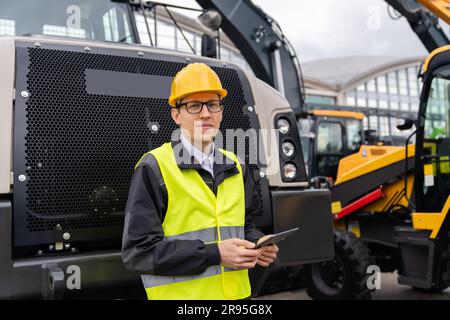 Réaliser des travaux d'ingénierie avec des tablettes à côté du camion minier. Banque D'Images