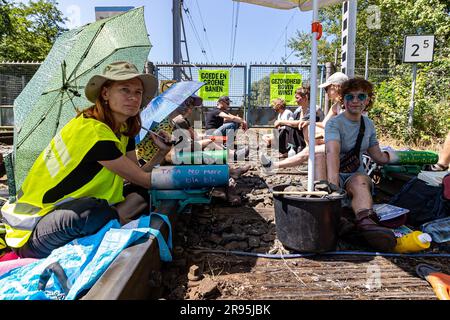 WIJK AAN ZEE - en plus de la protestation sur le site de l'acier TATA lui-même, les militants de la rébellion d'Extincion et de Greenpeace se sont enchaînés au chemin de fer en direction du domaine industriel. Les militants n'ont pas l'intention de partir seuls et veulent rester mis le plus longtemps possible. ANP / Hollandse Hoogte / NieuwsFoto.nl / Nickelas Kok pays-bas sortie - belgique sortie Banque D'Images