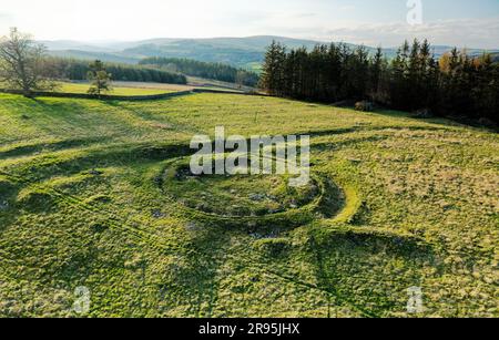 Torwoodlee préhistorique broch fondation circulaire en pierre vers 100 après J.-C. à côté des remparts de fort de l'âge de fer plus ancien. Montrant l'entrée et les chambres intramurales Banque D'Images