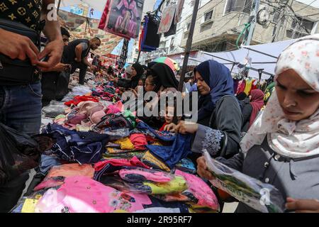 Les Palestiniens font leurs courses sur un marché en prévision du festival Eid al-Adha, à Rafah, dans le sud de la bande de Gaza, sur 25 juin 2023. Banque D'Images