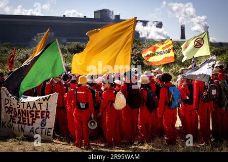 WIJK AAN ZEE - les militants de Greenpeace commencent leur journée dans un camp de tentes au parc de sculptures Een Zee van Staal, près de Tata Steel. Ils se préparaient à une importante manifestation à la aciérie plus tard dans la journée. ANP RAMON VAN FLYMEN pays-bas sortie - belgique sortie Banque D'Images