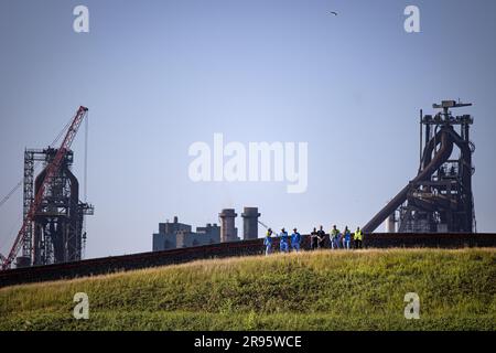 WIJK AAN ZEE - les employés de Tata Steel regardent les militants de Greenpeace commencer leur journée dans un camp de tentes au parc de sculptures Een Zee van Staal, près de Tata Steel. Ils se sont préparés à une importante manifestation à la aciérie plus tard dans la journée. ANP RAMON VAN FLYMEN pays-bas sortie - belgique sortie Banque D'Images